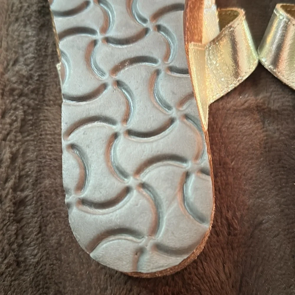 NWOB ITALIAN SHOEMAKERS Metallic Gold Thong Sandal Sz 8